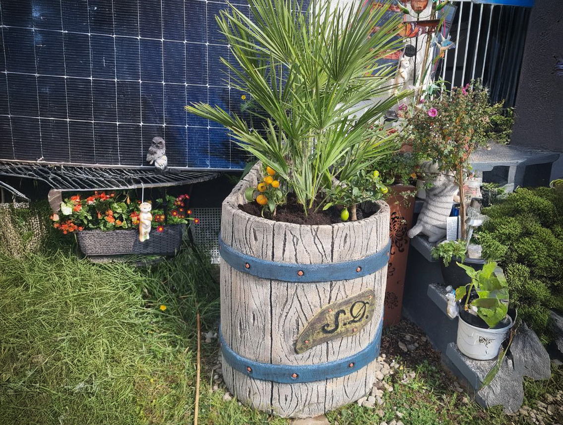 Betonkunst XXL-Pflanzkübel im Garten